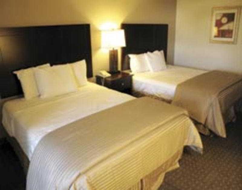 La Quinta By Wyndham Portland Nw Hotel Room photo